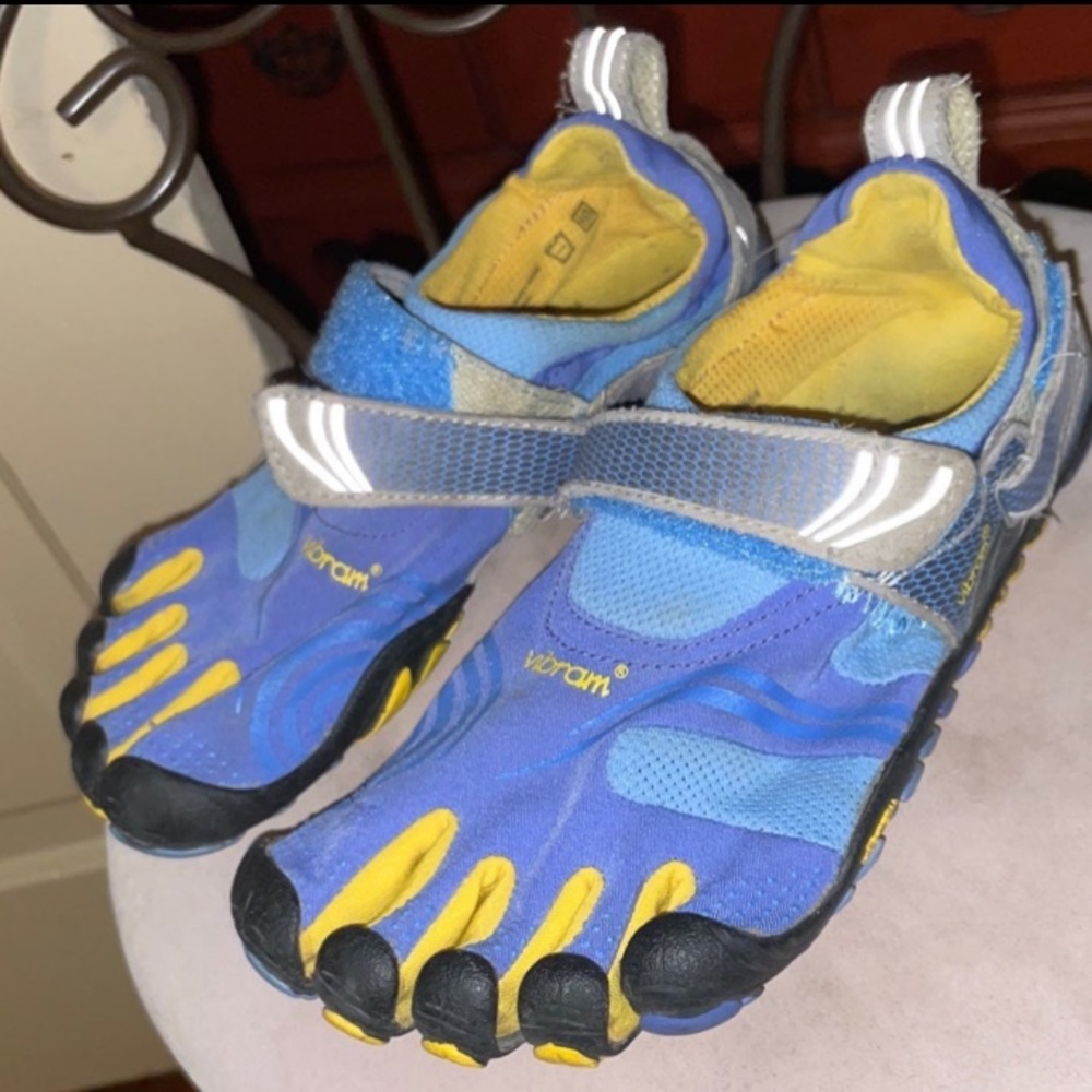 woman’s size 7 vibram five fingers